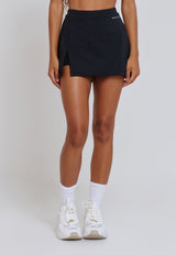 SHORT SAIA COM FENDA MINIMAL PRETO