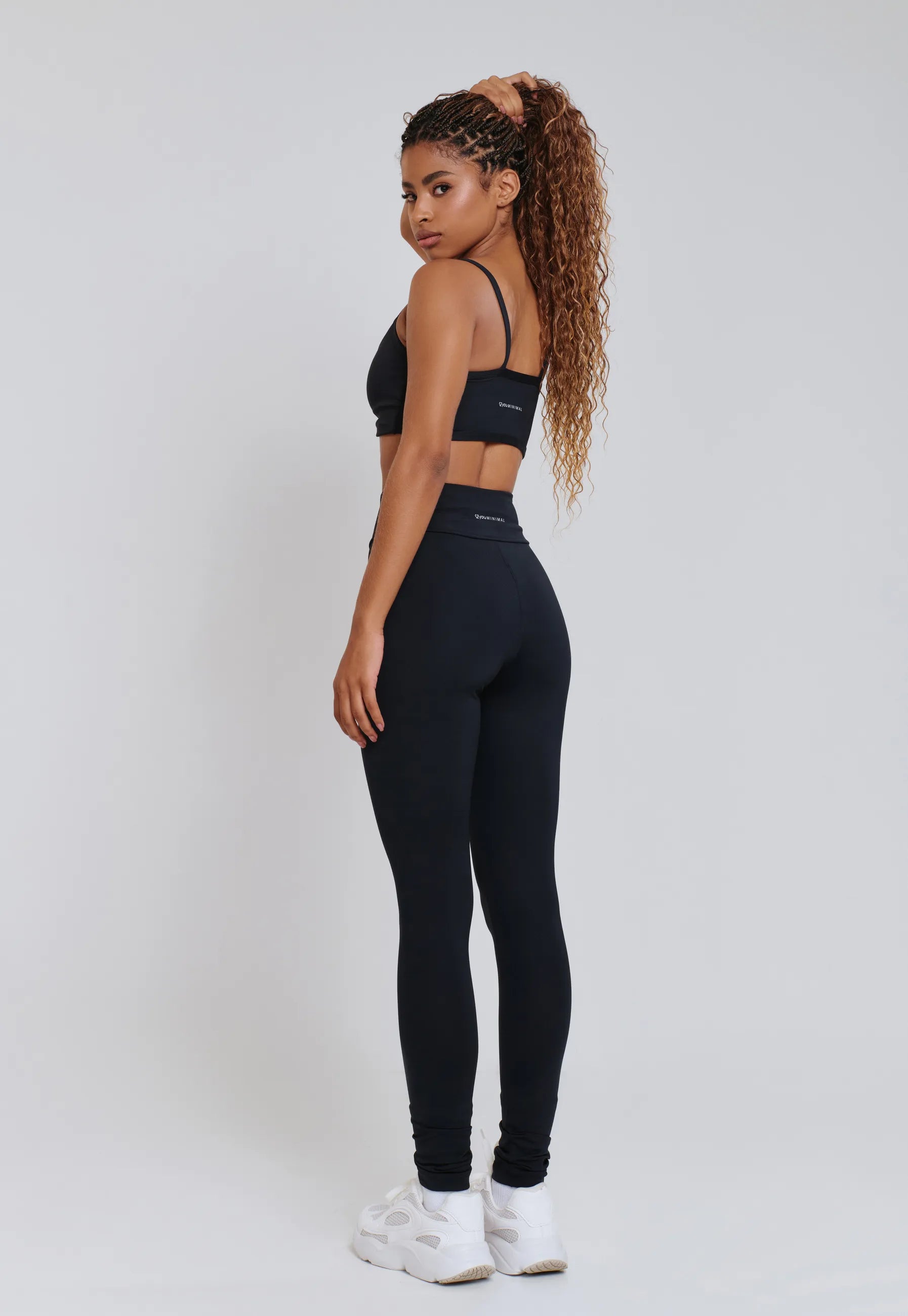 CALÇA LEGGING BÁSICA COM TACO NAS ENTREPERNAS MINIMAL PRETO
