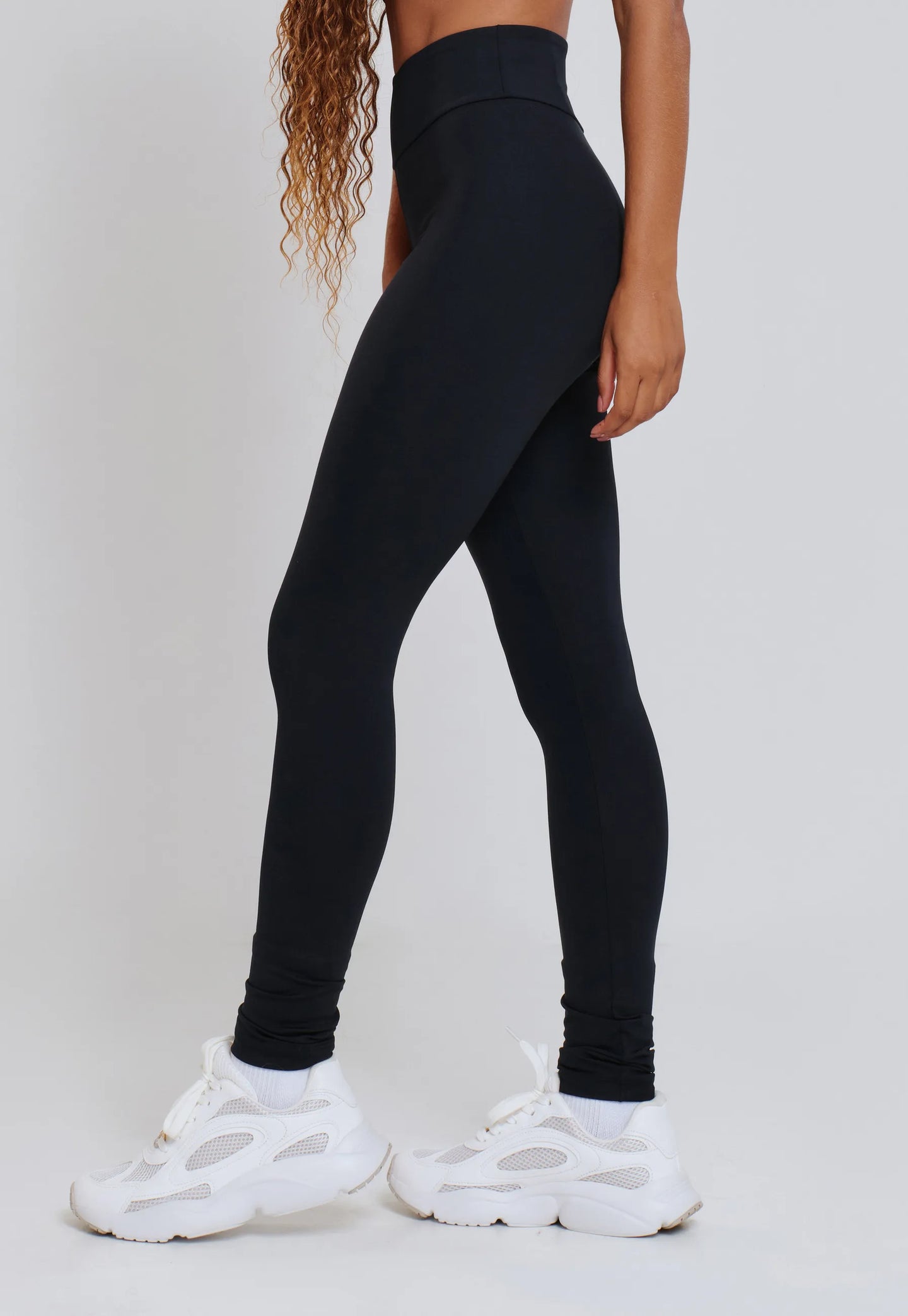 CALÇA LEGGING BÁSICA COM TACO NAS ENTREPERNAS MINIMAL PRETO